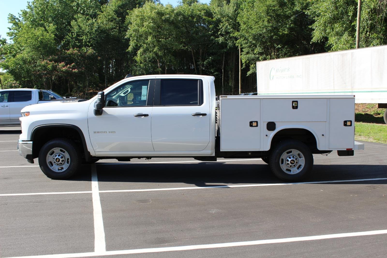 New 2026 Summit White Chevrolet WT image 4