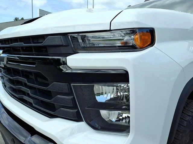 Used 2025 White Chevrolet Custom image 3