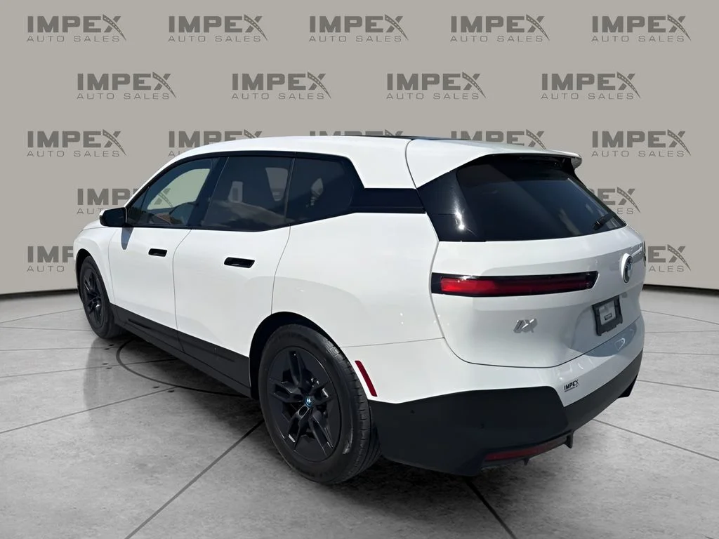 Used 2023 White BMW xDrive50 image 3