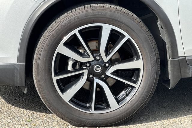 Used 2020 Brilliant Silver Metallic Nissan SL image 33