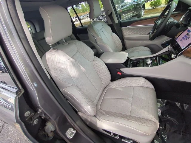 Used 2022 Gray Jeep Summit 4xe image 37