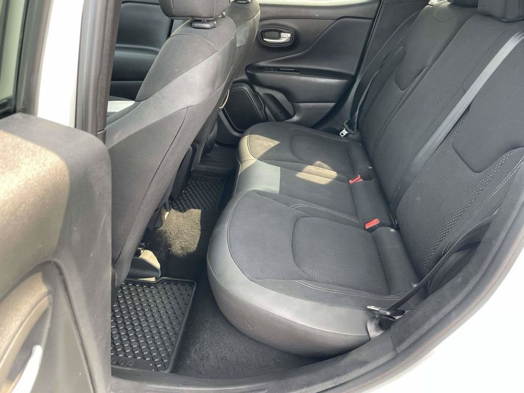 Used 2023 White Jeep Latitude image 10