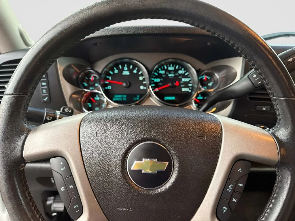 Used 2013 White Chevrolet LT image 26