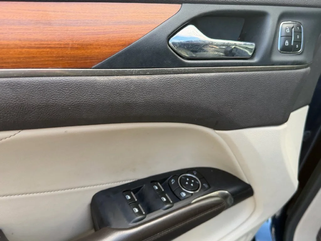 Used 2017 Blue Lincoln Select image 11