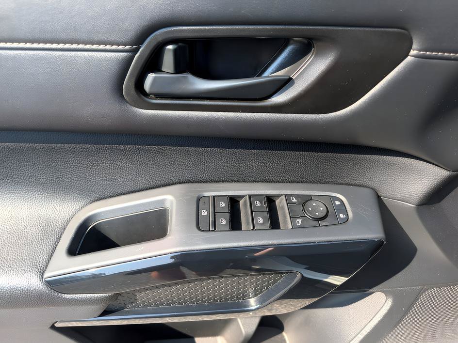 Used 2025 Glacier White Nissan SV image 9