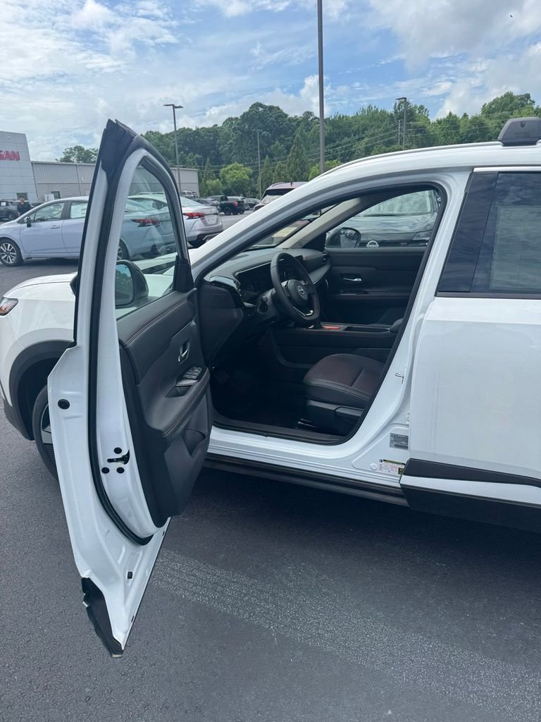New 2026 Aspen White TriCoat Nissan SR image 9