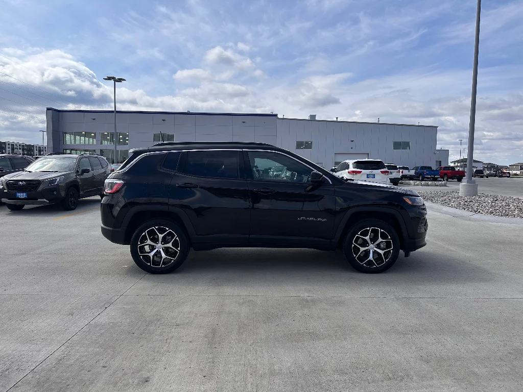 Used 2024 Diamond Black Crystal Pearlcoat Jeep Limited image 4