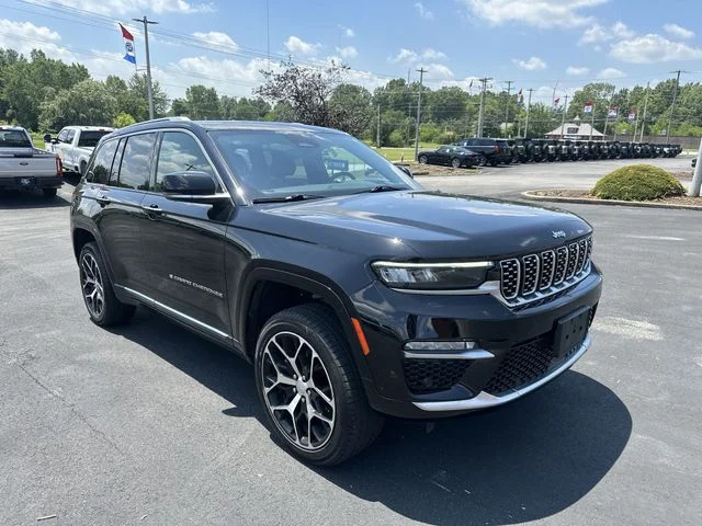 Used 2022 Diamond Black Jeep Summit Reserve image 11
