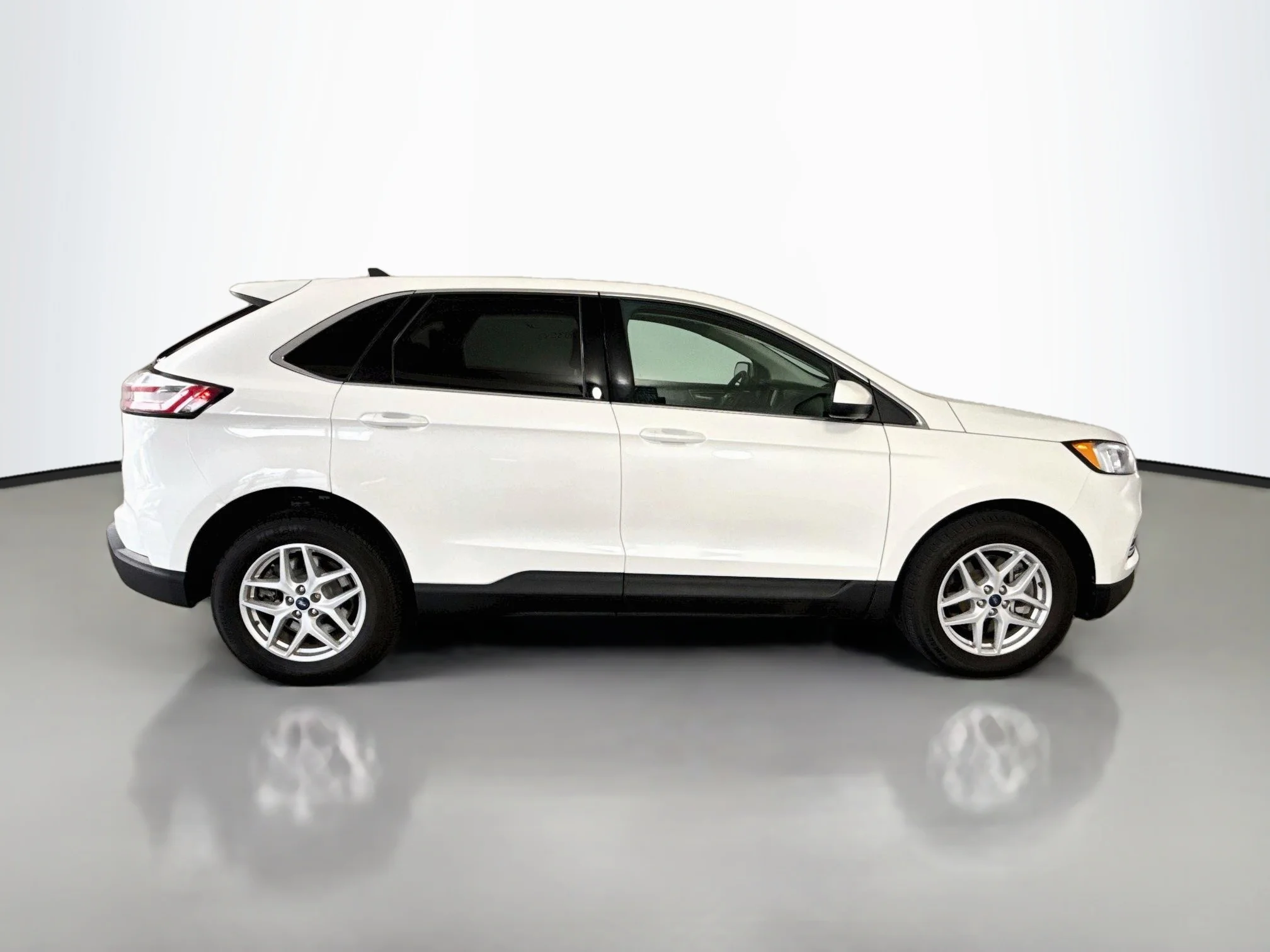 Used 2022 Star White Metallic Tri-Coat Ford SEL image 8