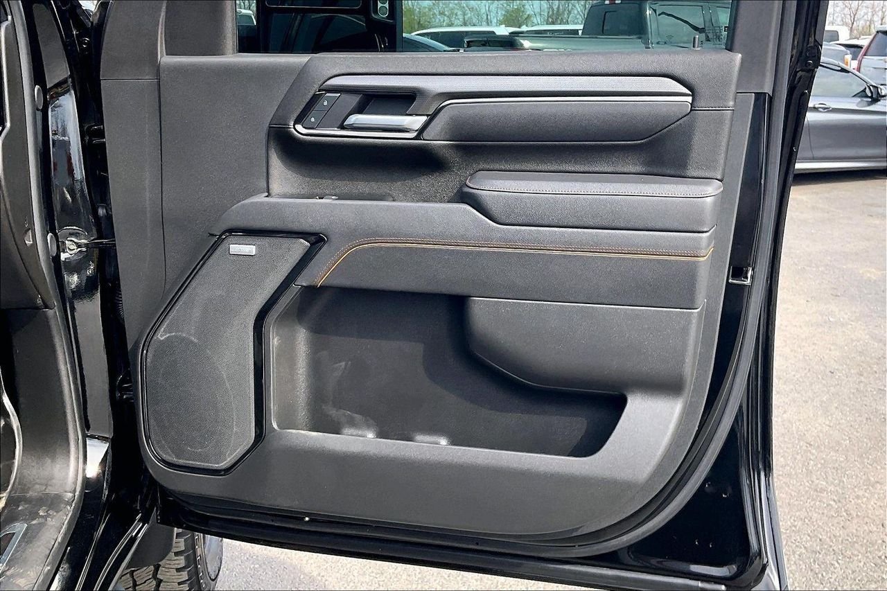 Used 2025 Onyx Black GMC 4WD Crew Cab Standard Bed AT4 image 30
