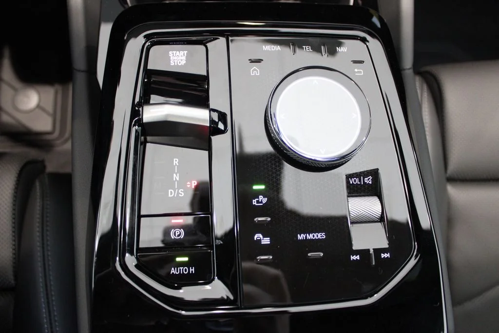New 2026 Mineral White Metallic BMW 550e xDrive image 15