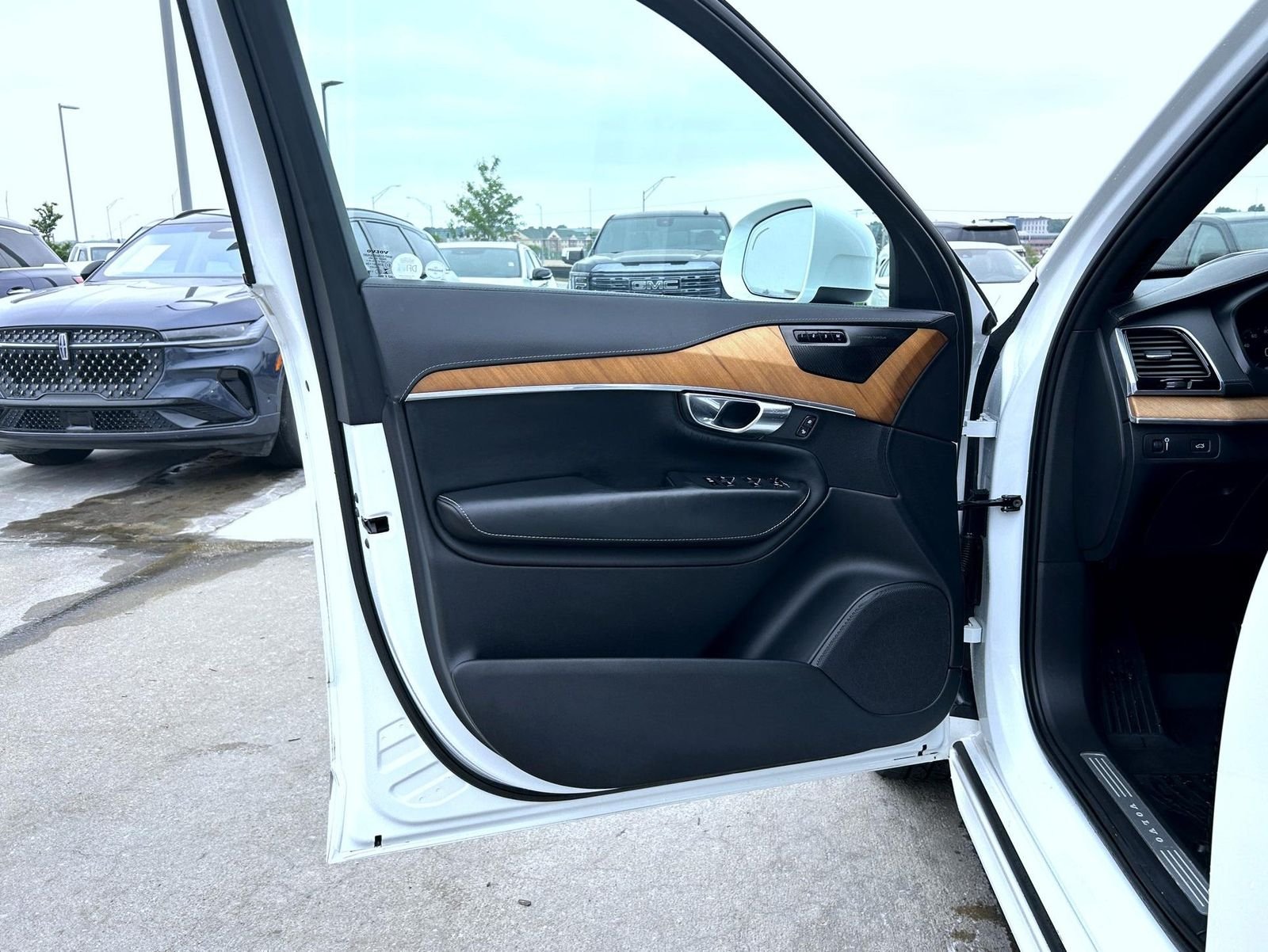 Used 2019 White Volvo T6 Inscription image 9