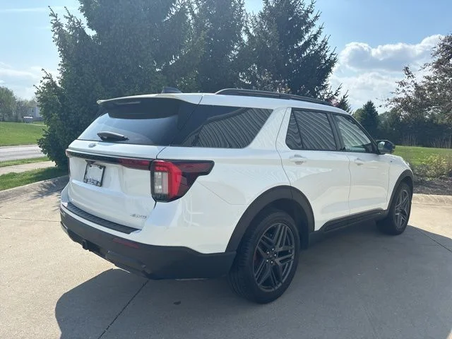 New 2026 Star White Metallic Tri-Coat Ford ST-Line image 6