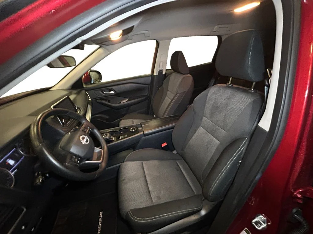 Used 2025 Scarlet Nissan SV image 10