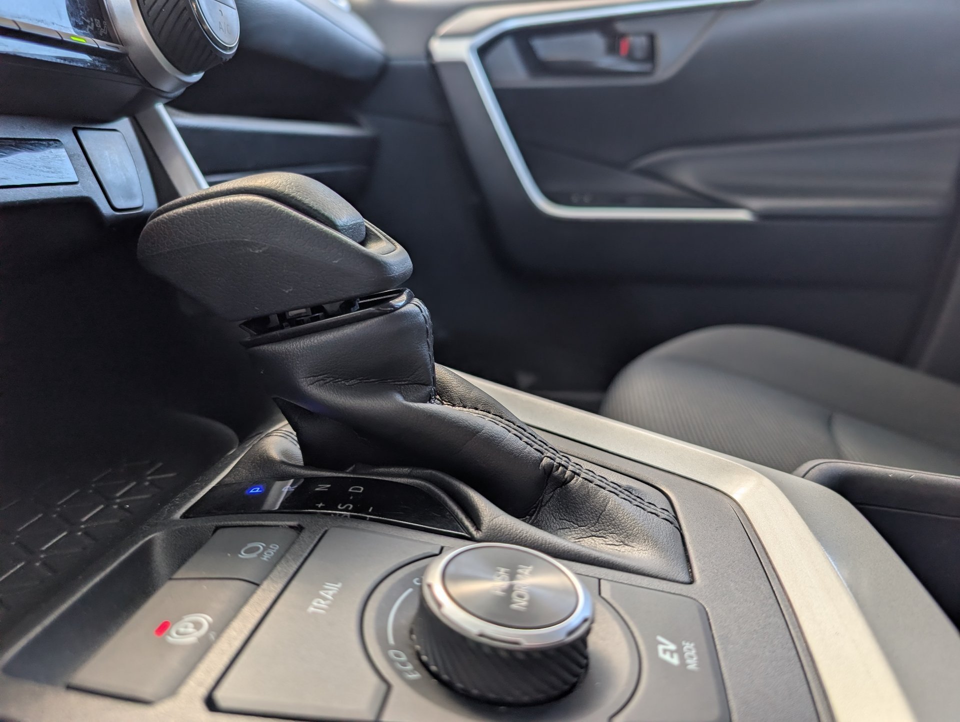 2025 Toyota RAV4 LE - Photo 17