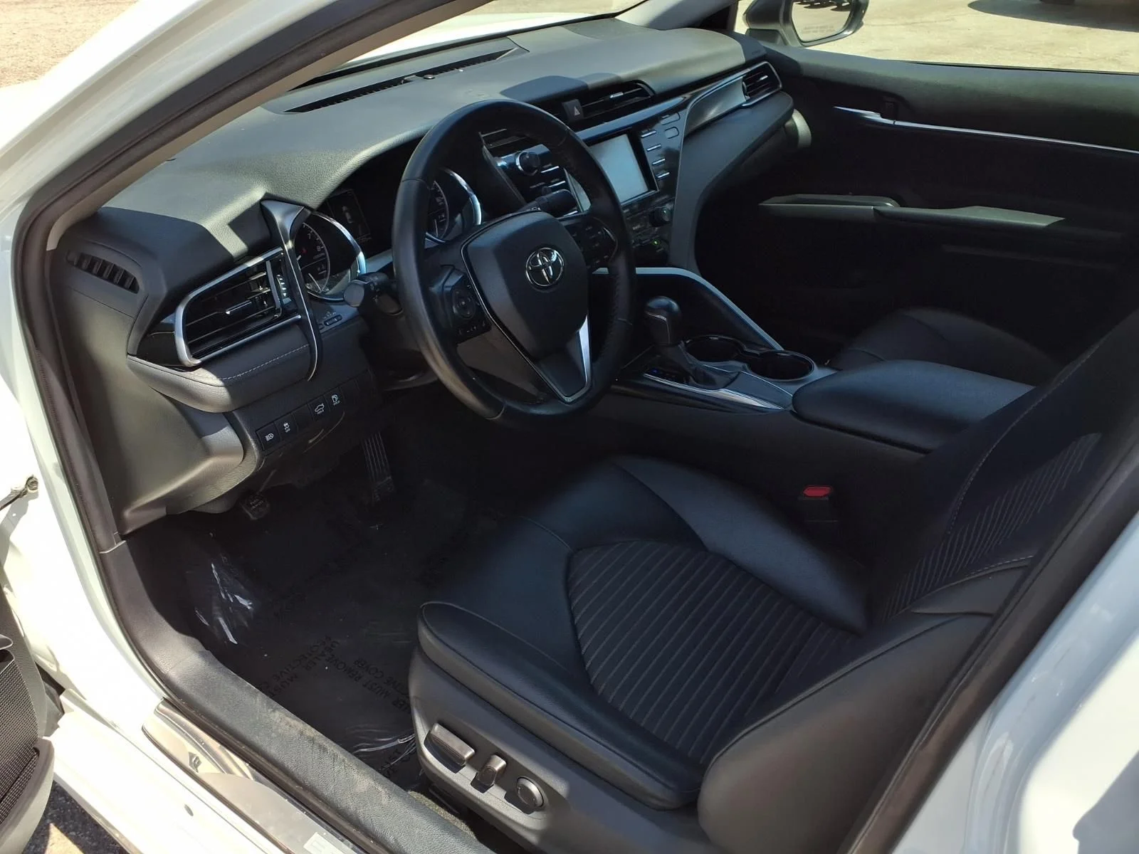 Used 2020 White Toyota SE Nightshade image 16