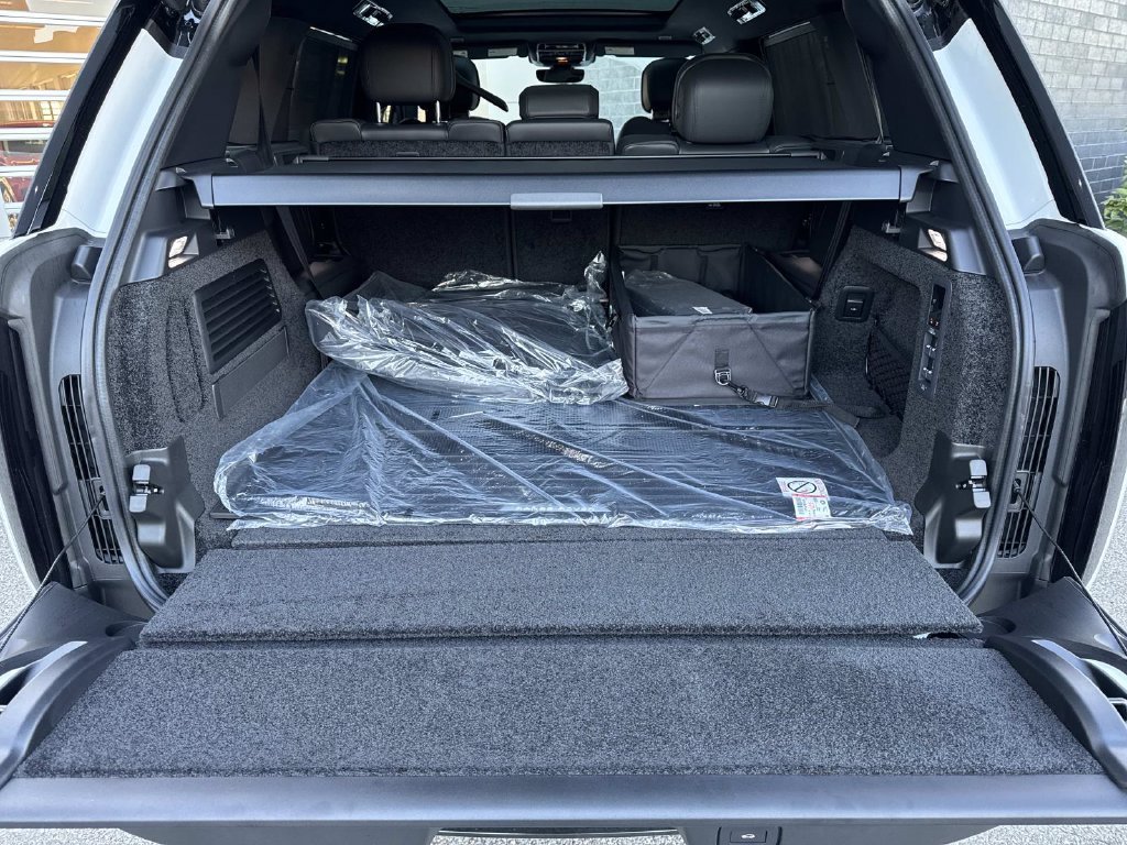 New 2027 Fuji White LAND ROVER  image 6