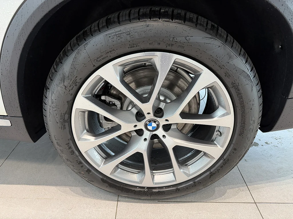 New 2026 Mineral White Metallic BMW xDrive50e image 7