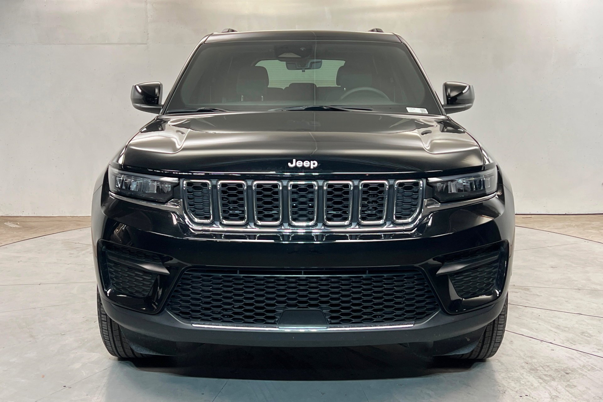 Used 2025 Diamond Black Crystal Pearlcoat Jeep Laredo X image 9