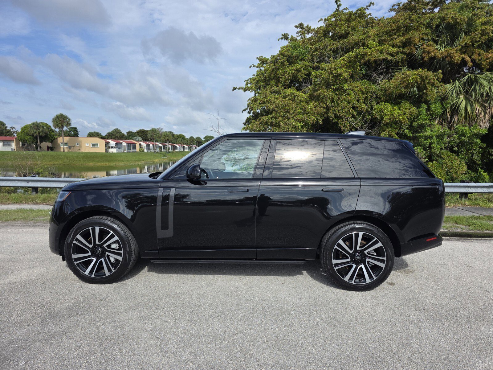 Certified Used 2023 Santorini Black Metallic Land Rover SE image 7