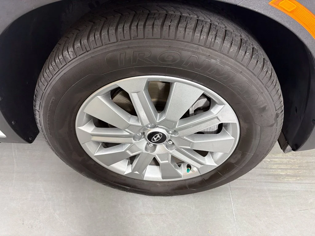 Used 2025 White Hyundai SEL image 10