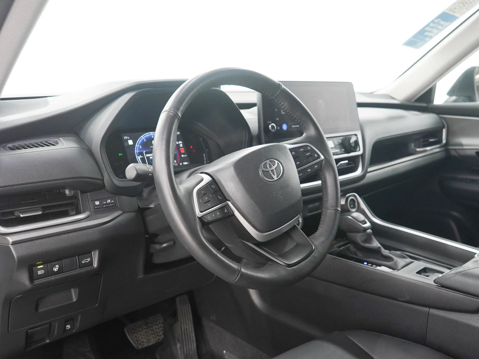 Used 2025  Toyota XLE image 25