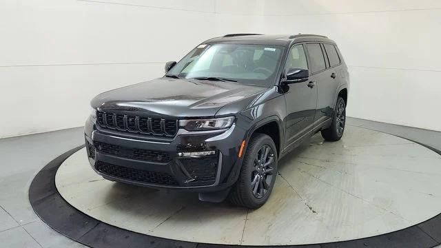 New 2026 Diamond Black Crystal Pearl-Coat Exterior Paint Jeep Limited image 3
