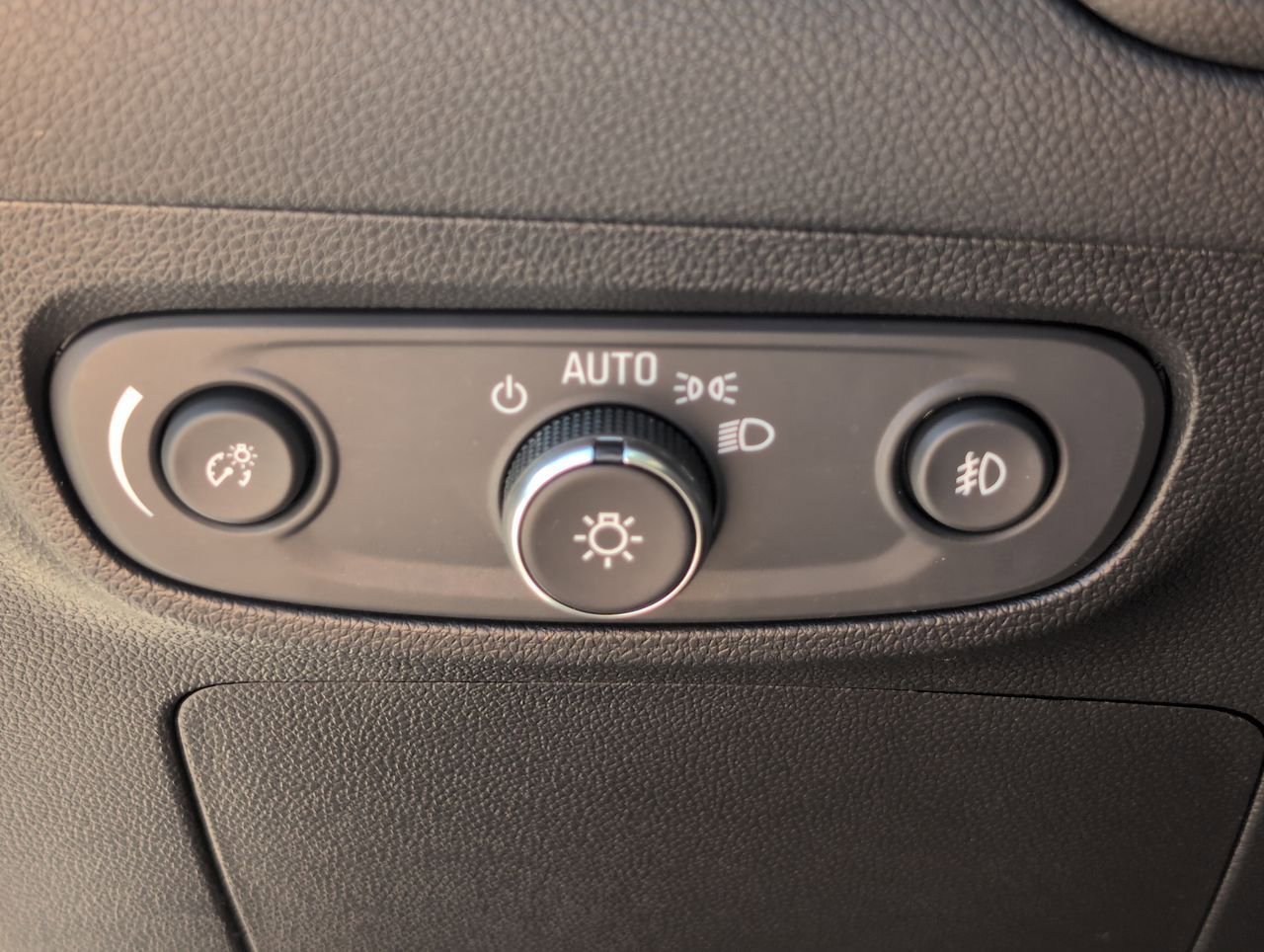 Used 2023 Summit White Buick Select image 17
