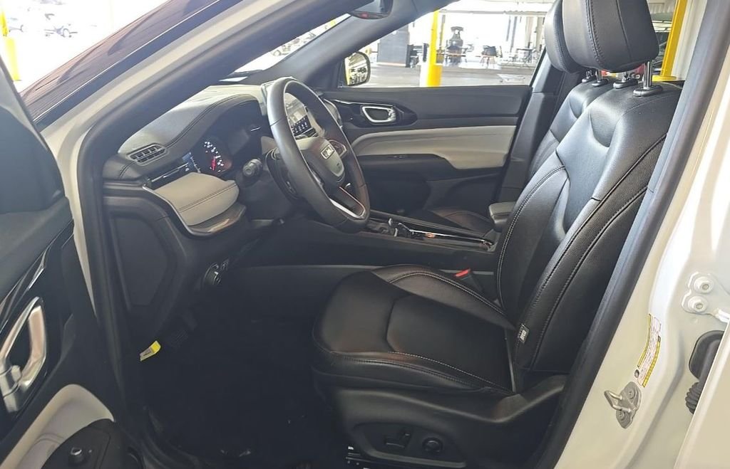 Used 2025 White Jeep Limited image 5
