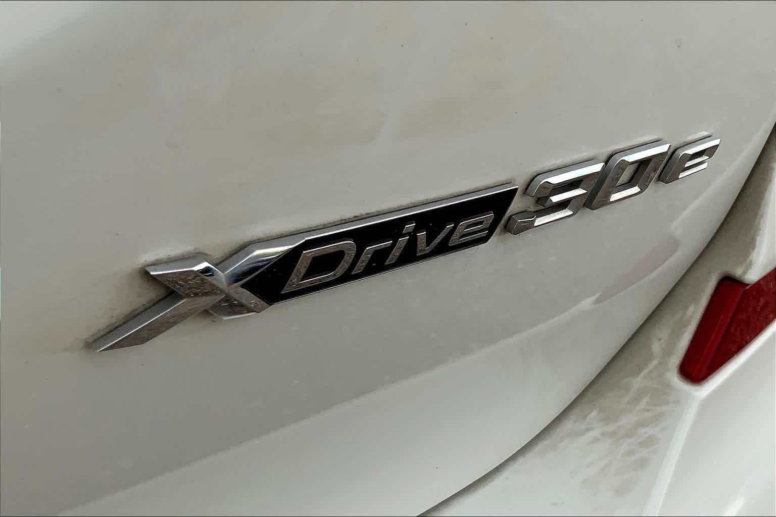 Used 2021 Alpine White BMW xDrive30e image 9