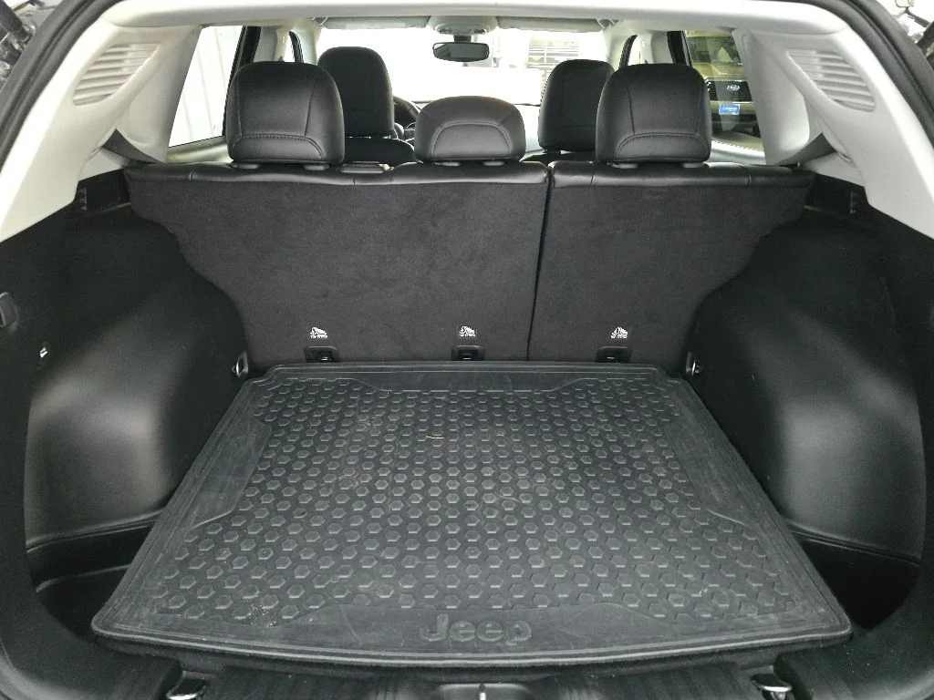 Used 2020 Gray Jeep Latitude image 12