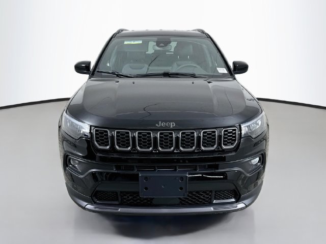 New 2026 Diamond Black Crystal Pearl-Coat Exterior Paint Jeep Latitude image 2