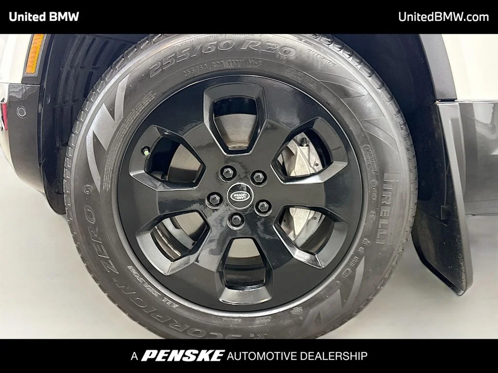 Used 2024 Fuji White Land Rover X-Dynamic SE image 2