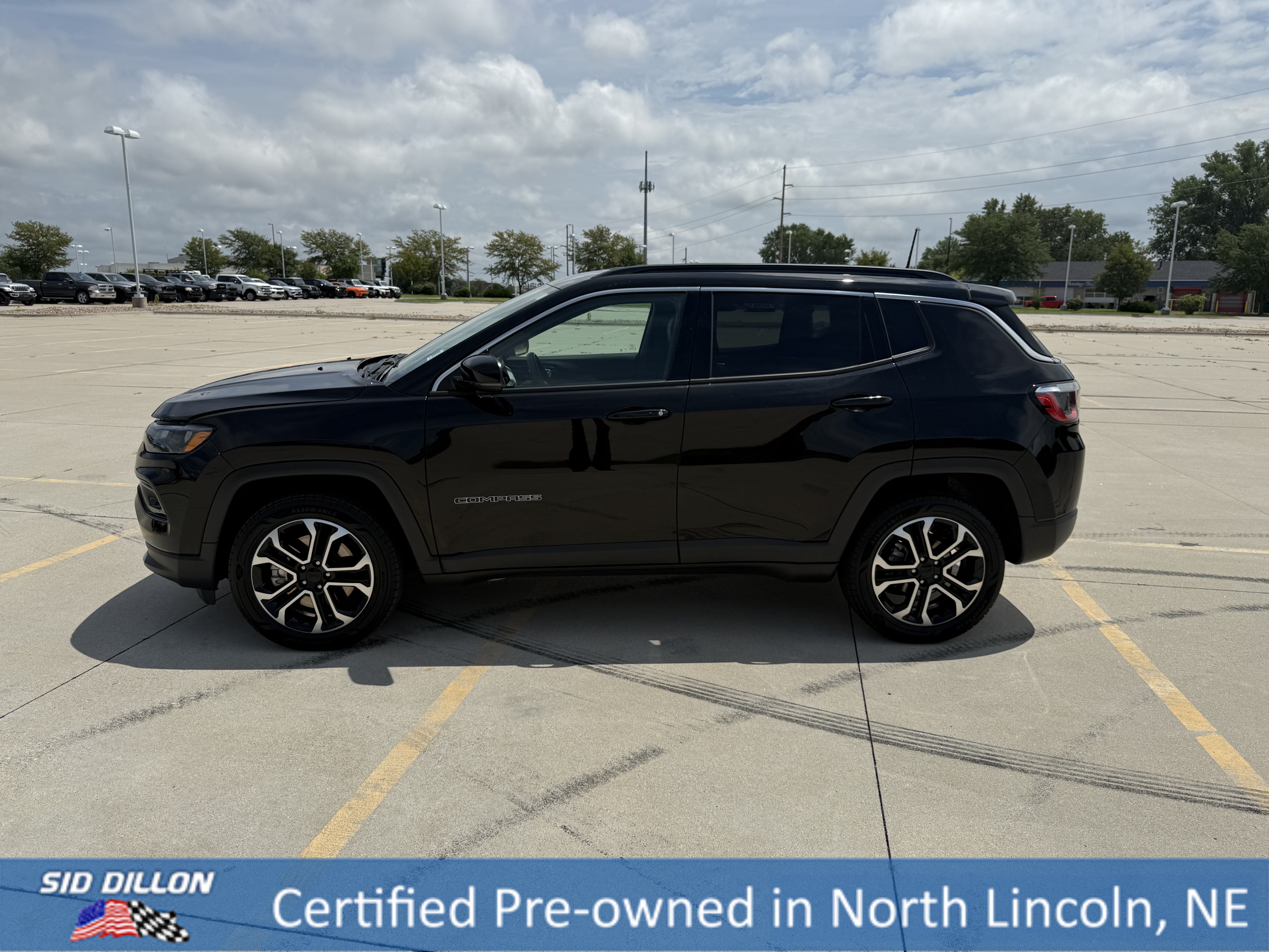 Used 2023 Diamond Black Crystal Pearlcoat Jeep Limited image 2
