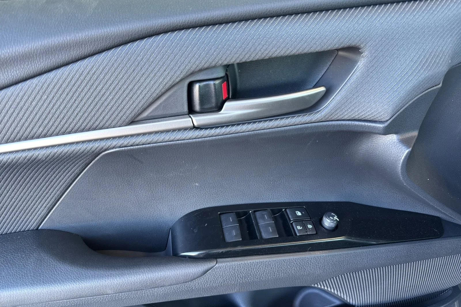 2026 Toyota Camry SE - Photo 10