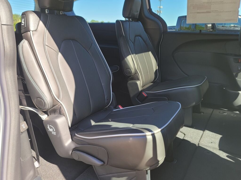 New 2027 Bright White Clear-Coat Exterior Paint Chrysler Limited image 9