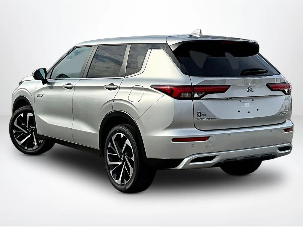New 2025 Silver Mitsubishi SE image 4