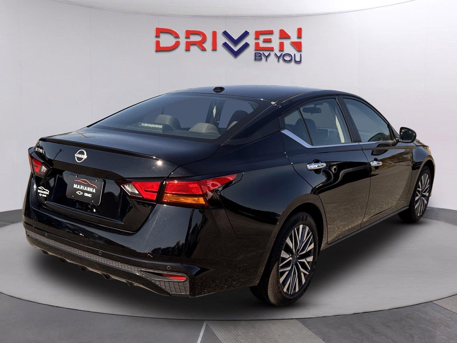 Used 2025 Super Black Nissan SV image 3