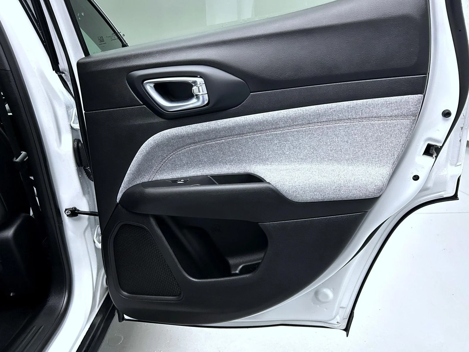 Used 2024 White Jeep Latitude Lux image 17