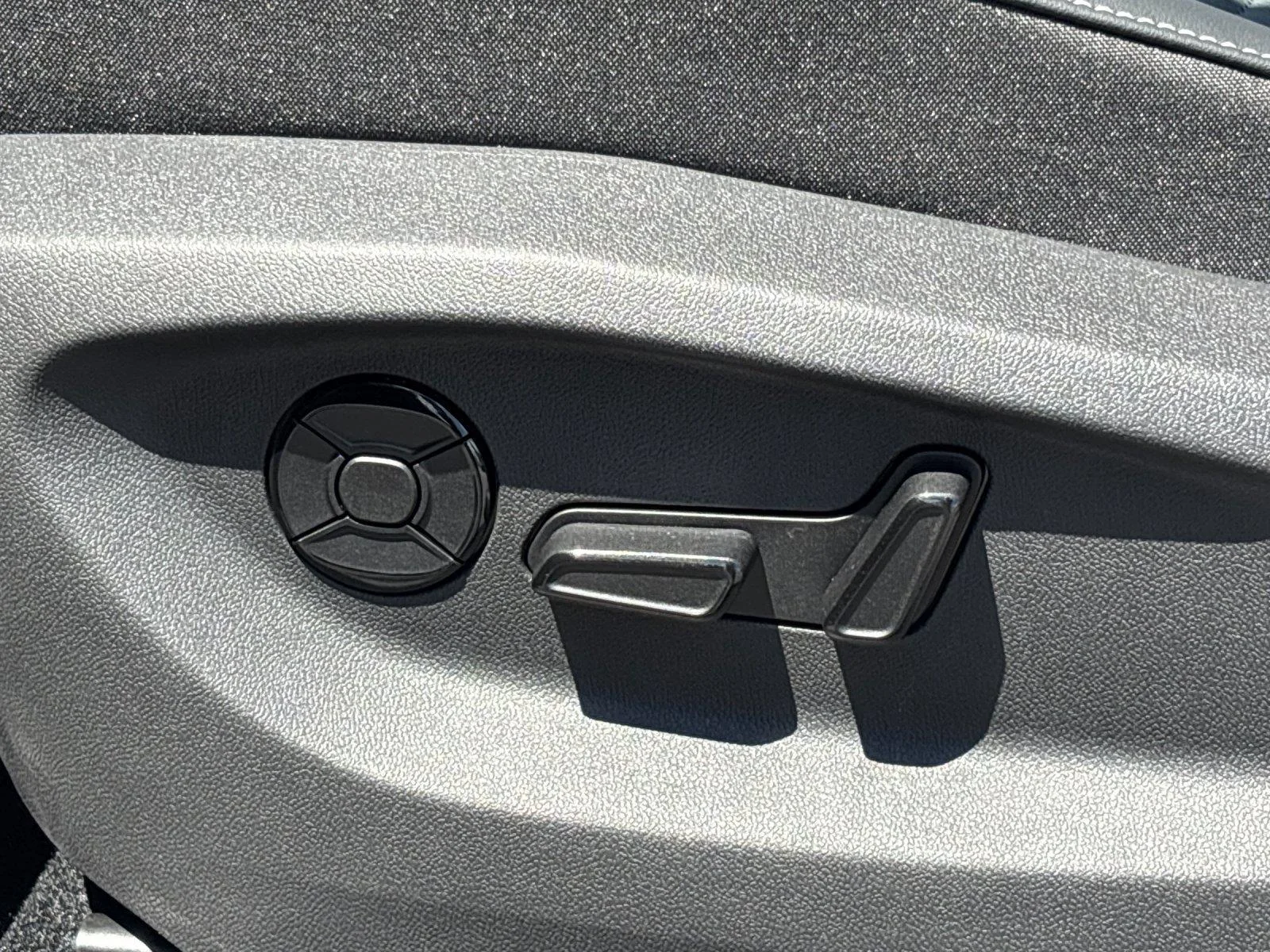 New 2026 Pyrite Silver Metallic Volkswagen SE image 16