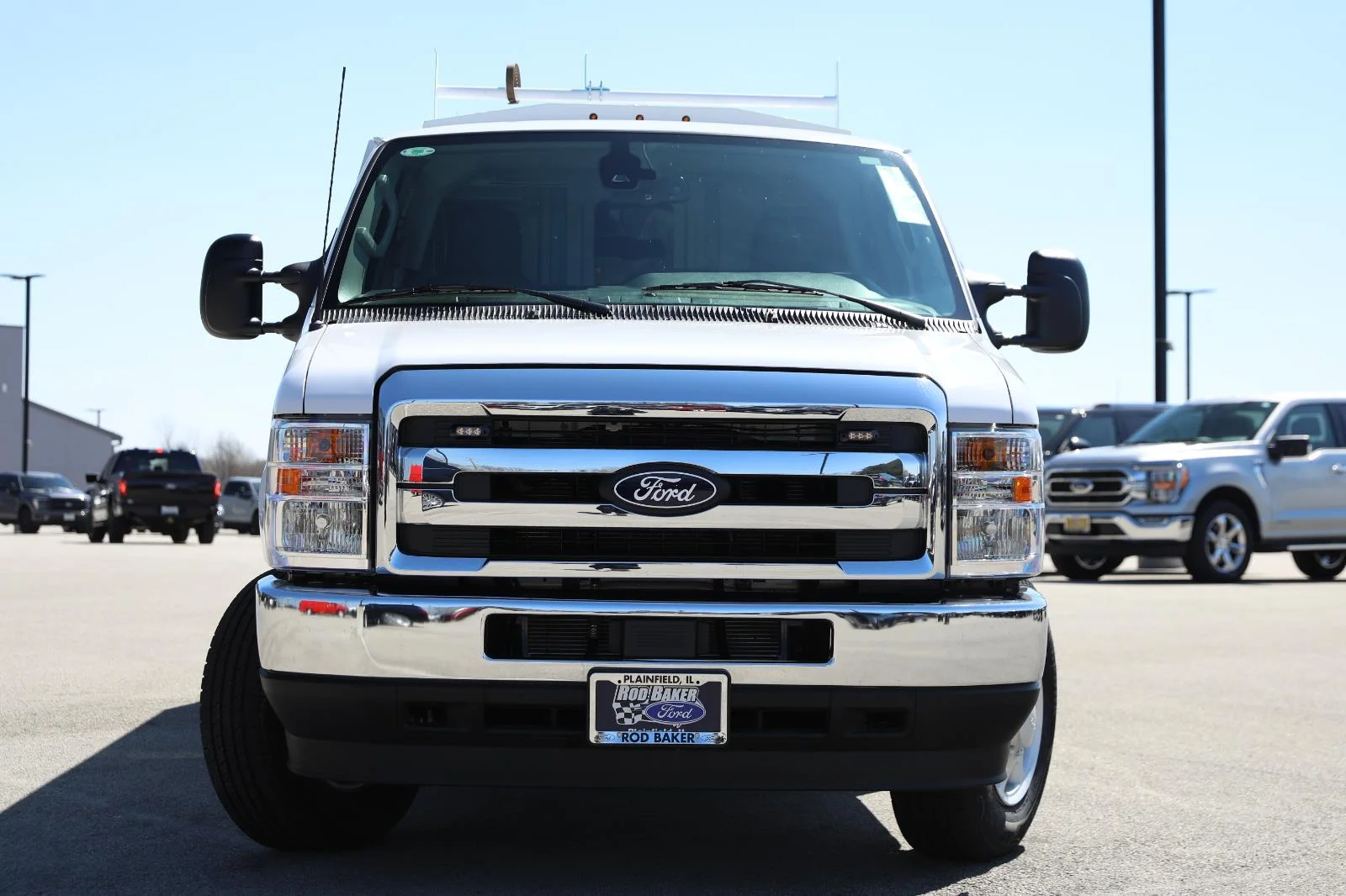 New 2026 Oxford White Ford E-350 SRW image 3