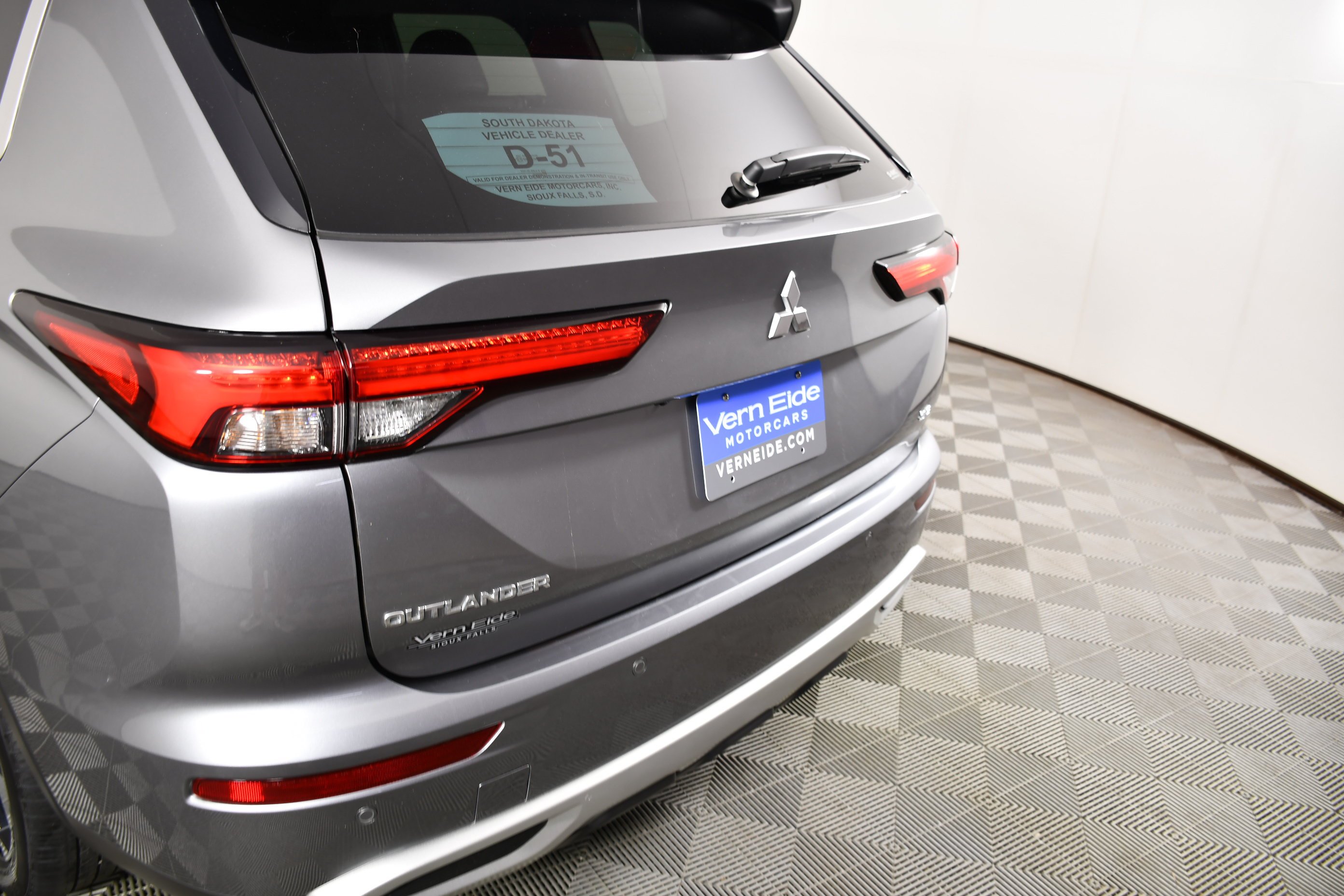 Used 2024 Mercury Gray Metallic Mitsubishi SE image 15