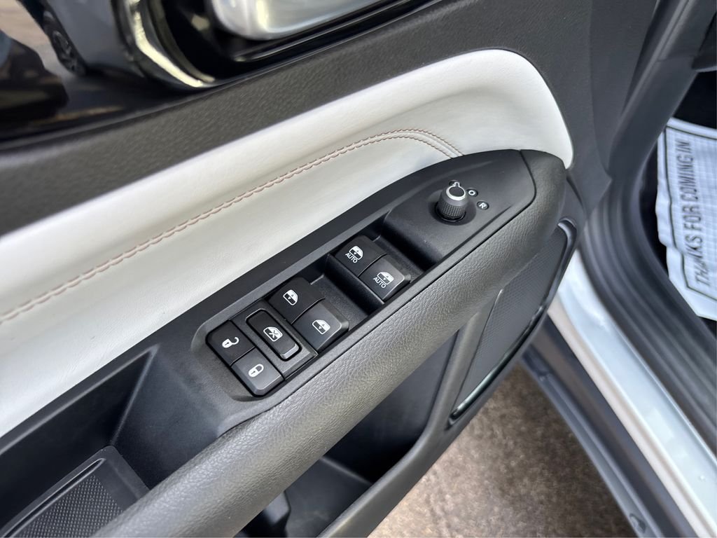 Used 2025 Silver Jeep Limited image 33