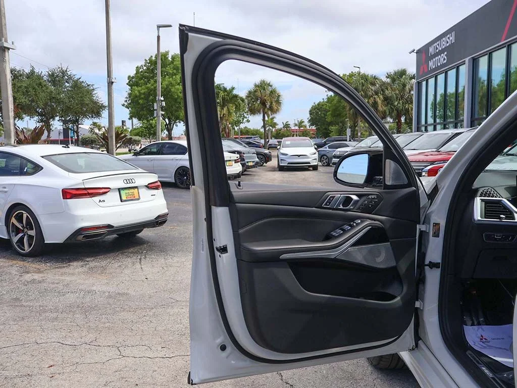 Used 2023 White BMW M60i image 32