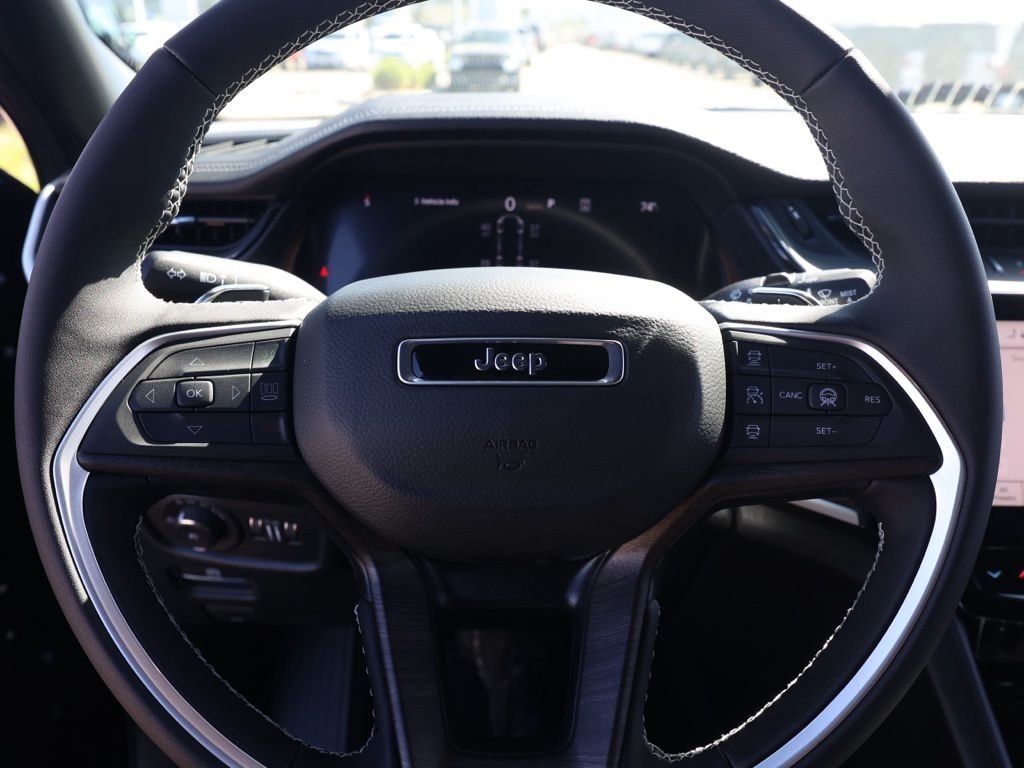 New 2026 Diamond Black Crystal Pearl-Coat Exterior Paint Jeep Limited image 24