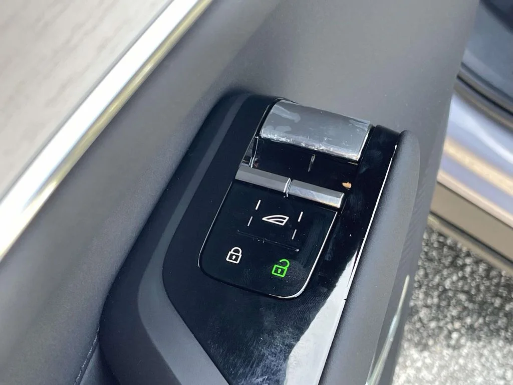 New 2026 Aurora Silver Volvo Ultra image 6