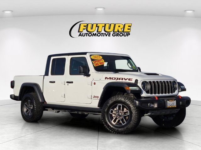 Used 2025 White Jeep Mojave image 1