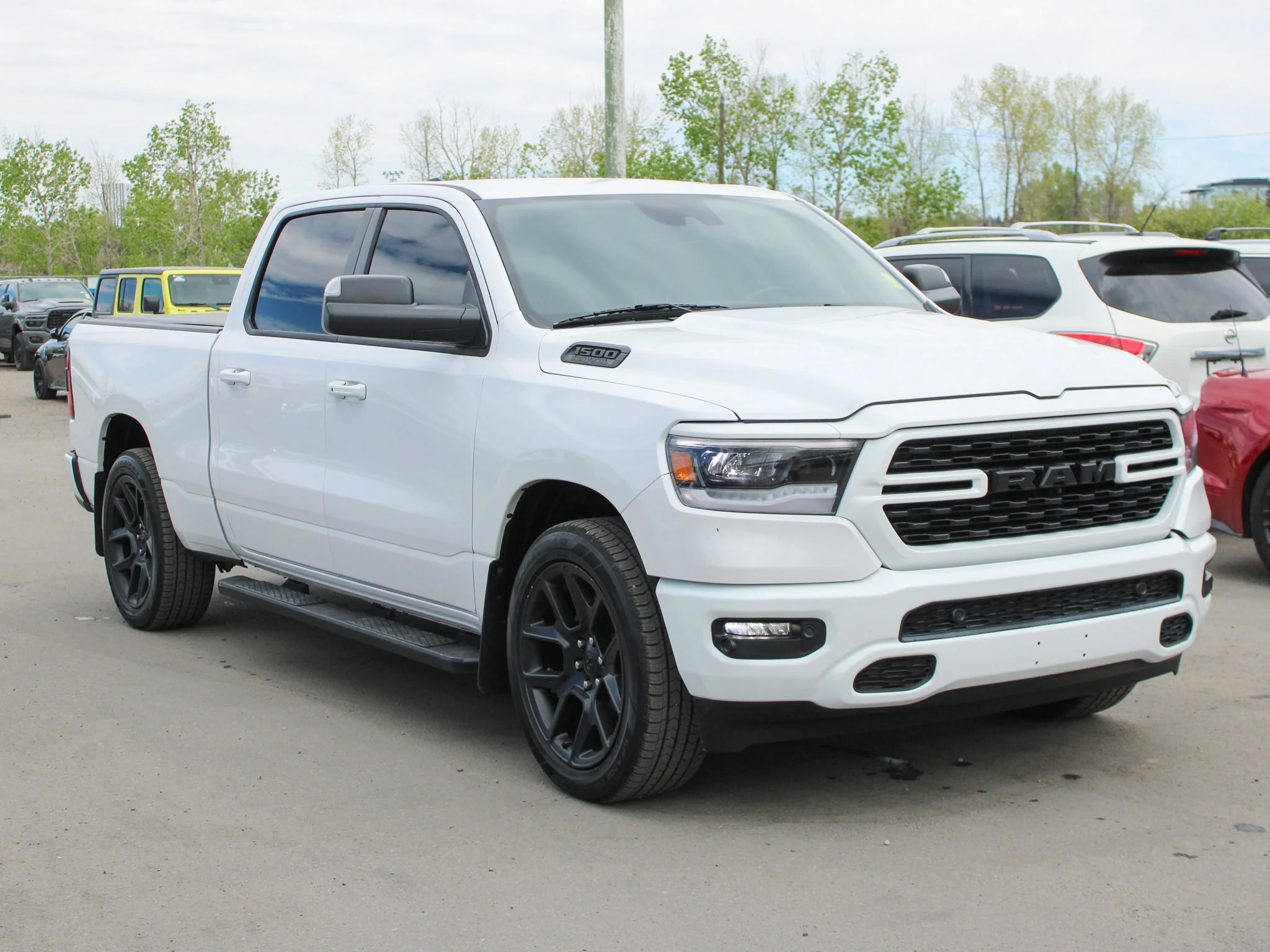 Certified Used 2022 White RAM Sport * No Accidents | HEMI V8 | Remote Start | Trailer Tow Group | Apple CarPlay | Bed Utility image 9
