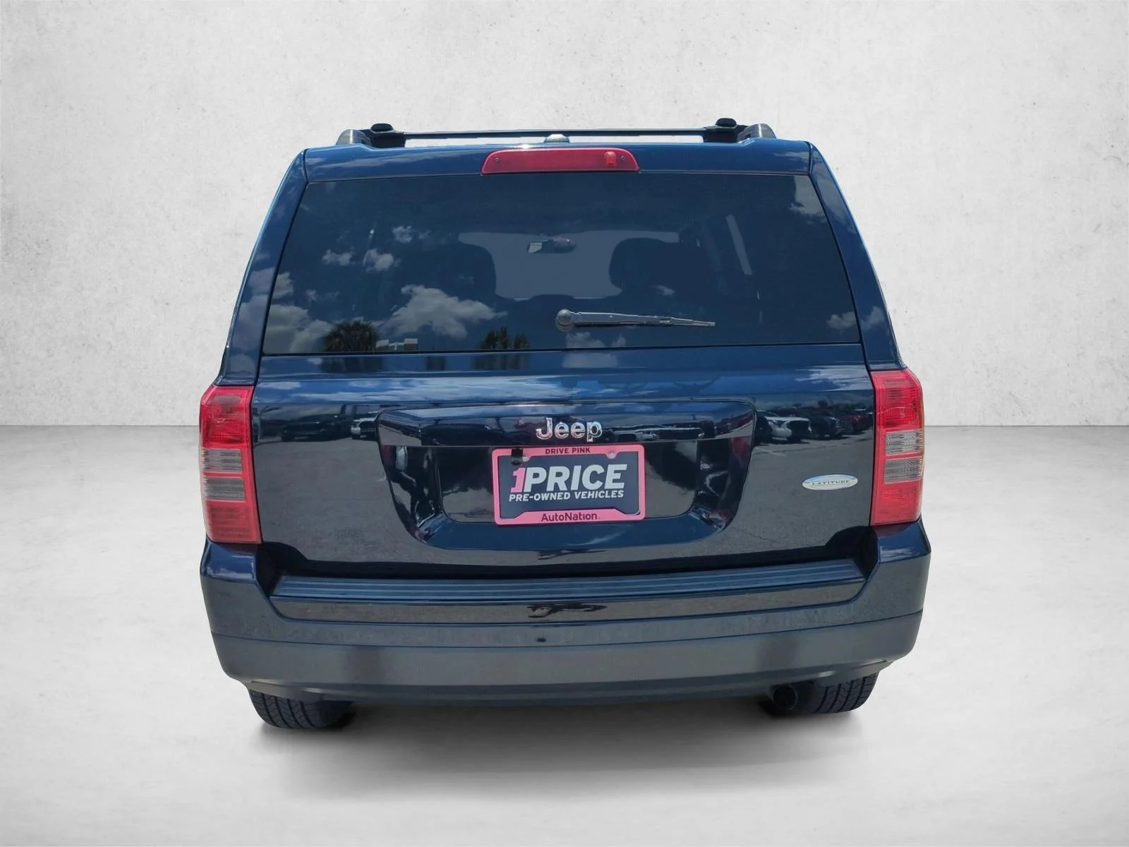 Used 2014 True Blue Pearlcoat Jeep Latitude image 7