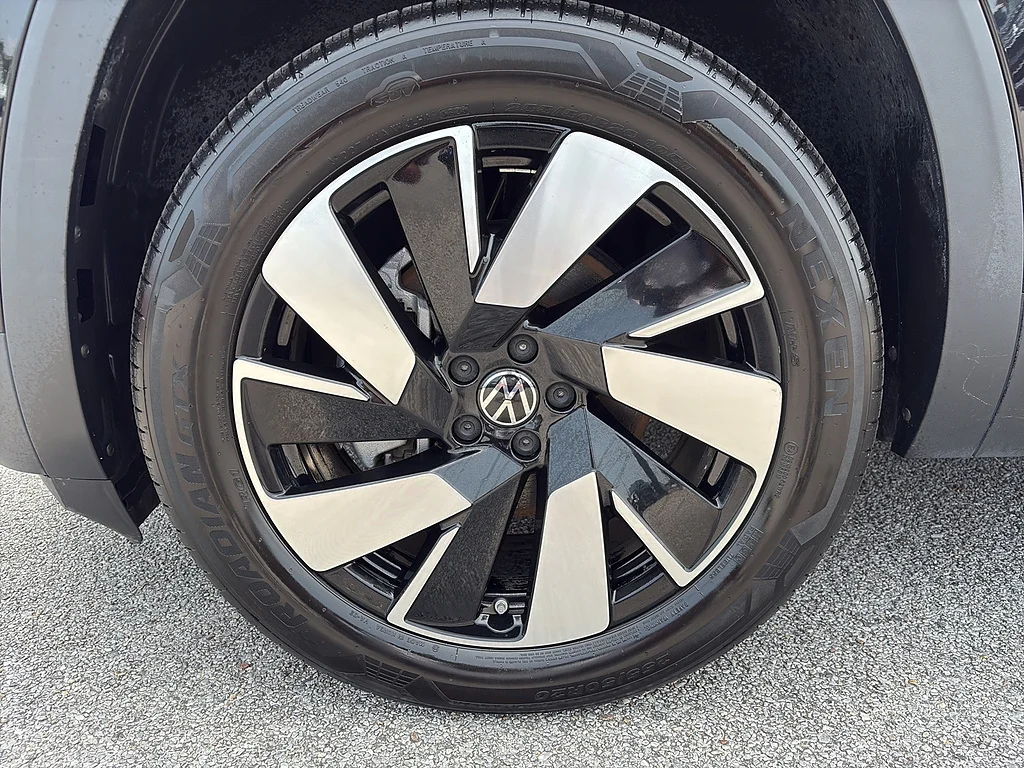 Certified Used 2024 Deep Black Pearl Volkswagen 2.0T SE w/Technology 4MOTION image 9